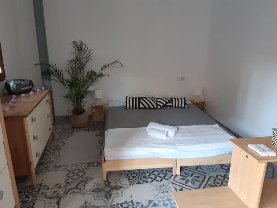 Precioso Apartamento Con A/A En Ruzafa Con Terracita Privada Y Acceso A Un Jardin, Para 2-3 Personas Valenza Esterno foto
